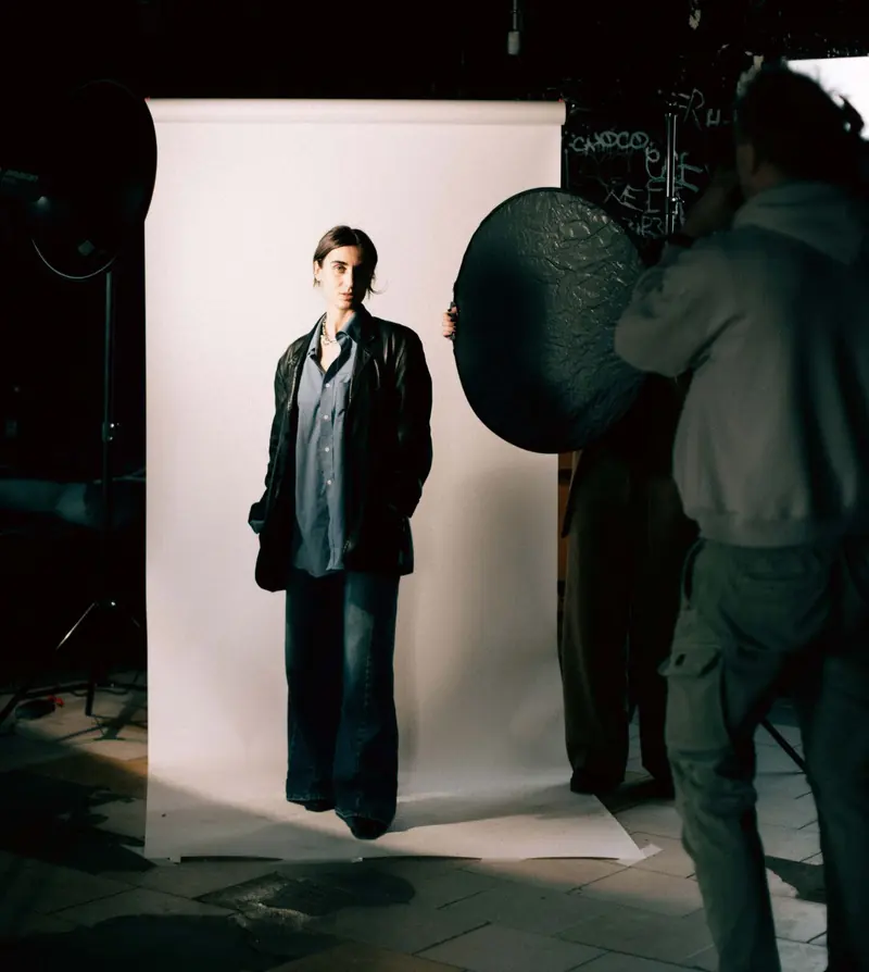 Studio shoot behind the scenes, white backdrop. Photo by Iheb Fehri
