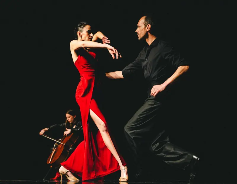 Tango dancers in red and black, cellist behind, Opus N.1 - Tango Unione Sobanova, Théâtre Douze, Paris, 2025. Photo by Iheb Fehri
