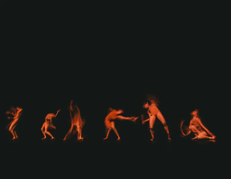 Dancers in motion blur, orange light, Sonar - Compagnie Yasaman, Théâtre Paul Eluard, Bezons, 2025. Photo by Iheb Fehri